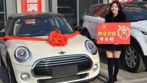Nữ doanh nhân 21 tuổi thưởng cuối năm cho nhân viên 4 chiếc xe BMW 2