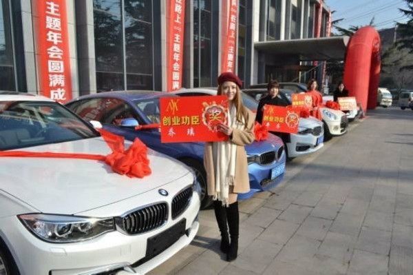 Nữ doanh nhân 21 tuổi thưởng cuối năm cho nhân viên 4 chiếc xe BMW 3