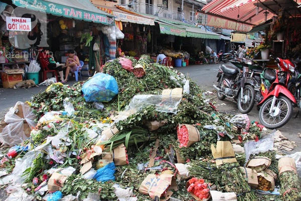 Hoa ế chất thành đống rác ngay sau ngày lễ 1