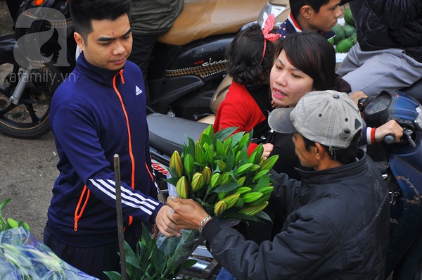 Hà Nội: Vội vàng bán tháo đào chiều 30 để kịp về ăn cơm tất niên 8