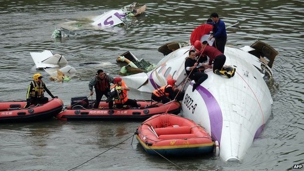 Máy bay Đài Loan chở hơn 50 người rơi xuống sông, ít nhất 25 người thiệt mạng 4