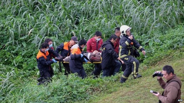 Máy bay Đài Loan chở hơn 50 người rơi xuống sông, ít nhất 25 người thiệt mạng 6