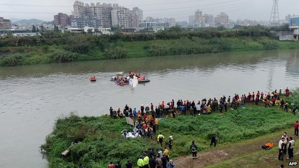 Máy bay Đài Loan chở hơn 50 người rơi xuống sông, ít nhất 25 người thiệt mạng 5