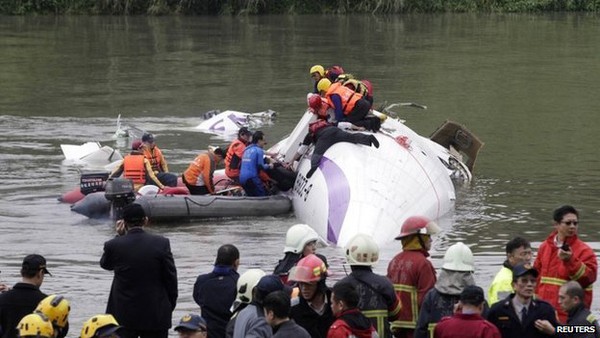 Máy bay Đài Loan chở hơn 50 người rơi xuống sông, ít nhất 25 người thiệt mạng 7