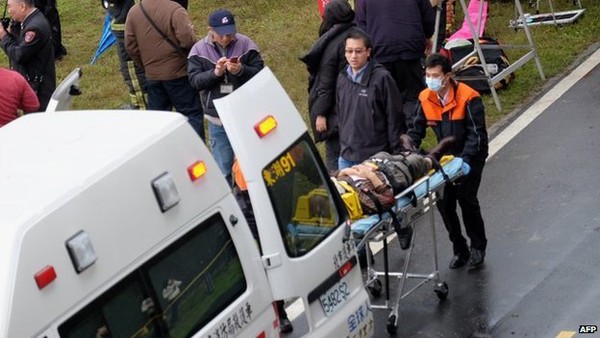 Máy bay Đài Loan chở hơn 50 người rơi xuống sông, ít nhất 25 người thiệt mạng 8