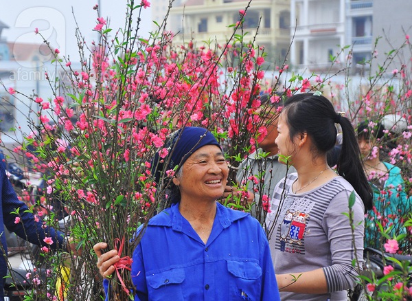 Hà Nội: Vội vàng bán tháo đào chiều 30 để kịp về ăn cơm tất niên 6