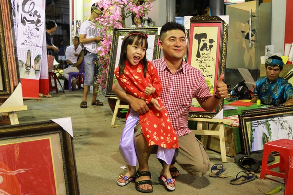 Chùm ảnh: Những em bé Sài Gòn đáng yêu đi đón Giao thừa 1