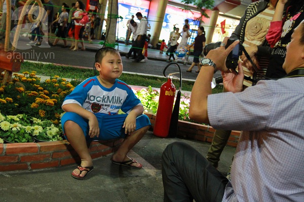 Chùm ảnh: Những em bé Sài Gòn đáng yêu đi đón Giao thừa 11
