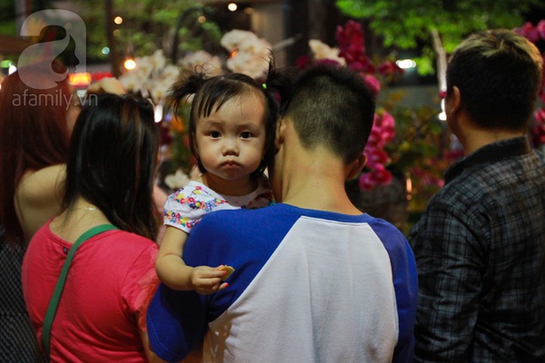 Chùm ảnh: Những em bé Sài Gòn đáng yêu đi đón Giao thừa 12