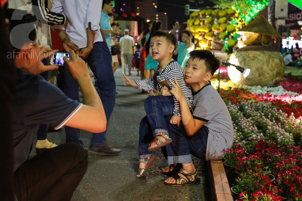 Chùm ảnh: Những em bé Sài Gòn đáng yêu đi đón Giao thừa 13