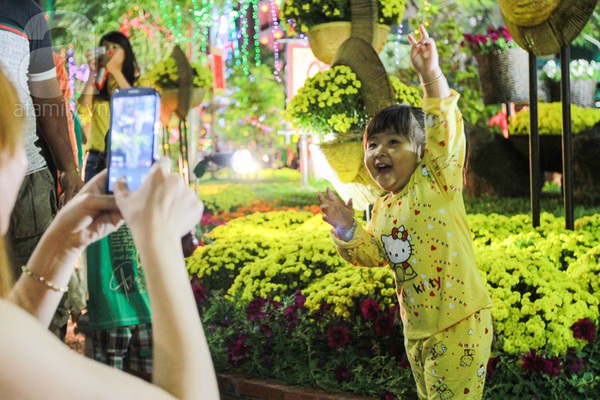 Chùm ảnh: Những em bé Sài Gòn đáng yêu đi đón Giao thừa 14