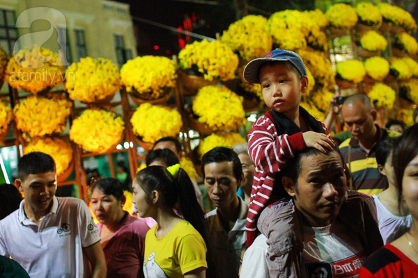 Chùm ảnh: Những em bé Sài Gòn đáng yêu đi đón Giao thừa 16