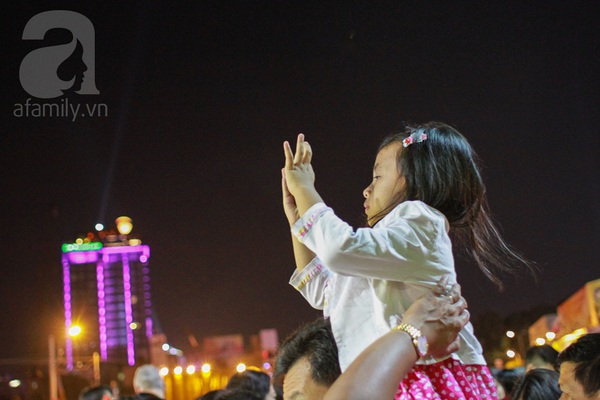 Chùm ảnh: Những em bé Sài Gòn đáng yêu đi đón Giao thừa 17