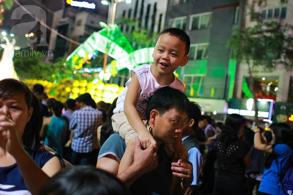 Chùm ảnh: Những em bé Sài Gòn đáng yêu đi đón Giao thừa 18