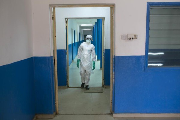 Đám đông tấn công nhân viên y tế và trung tâm điều trị Ebola ở Guinea 2