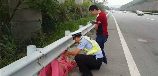 X&uacute;c động cảnh s&aacute;t giao th&ocirc;ng đỡ đẻ cho thai phụ ngay tr&ecirc;n xe 
