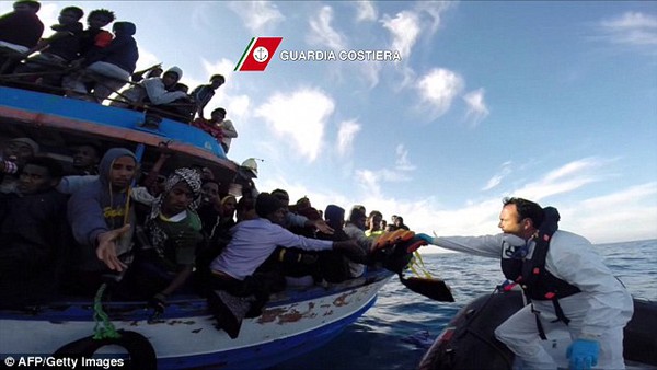 Lật thuyền trên biển Địa Trung Hải, 400 người di cư thiệt mạng