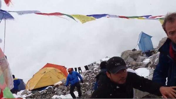 Phút kinh hoàng tuyết lở chôn vùi trại leo núi Everest sau động đất ở Nepal