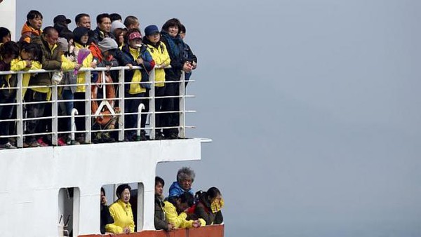 Tưởng niệm 1 năm thảm họa chìm phà Sewol