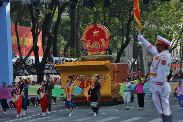 Hàng nghìn quân tổng duyệt diễu binh