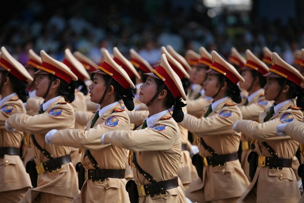 Hàng nghìn quân tổng duyệt diễu binh