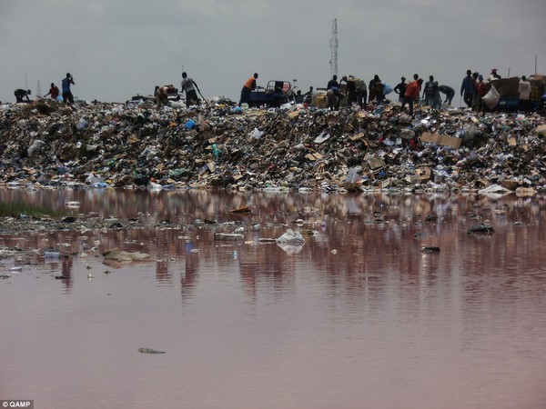 Núi rác thải điện tử khổng lồ của phương Tây ở châu Phi