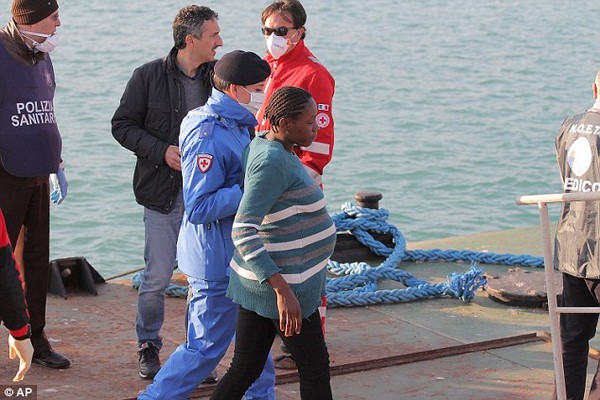 Lật thuyền trên biển Địa Trung Hải, 400 người di cư thiệt mạng