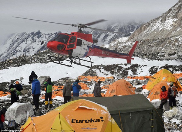 Phút kinh hoàng tuyết lở chôn vùi trại leo núi Everest sau động đất ở Nepal