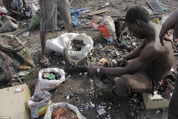 Núi rác thải điện tử khổng lồ của phương Tây ở châu Phi