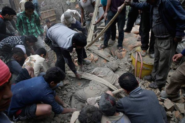 Khoảnh khắc giải cứu thần kỳ trong trận động đất ở Nepal