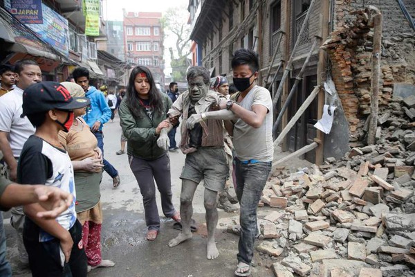 Khoảnh khắc giải cứu thần kỳ trong trận động đất ở Nepal
