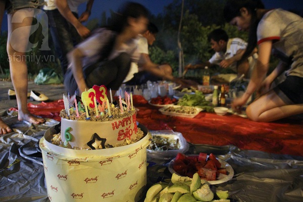 Ngày cuối tuần, người Sài Gòn đổ xô ra vỉa hè nướng đồ ăn