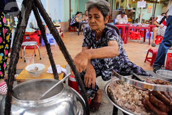 Quán cháo lòng lề đường hơn 80 năm tuổi, nấu bằng thau ở Sài Gòn