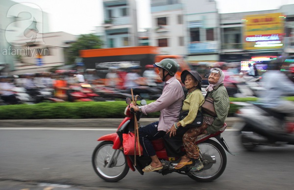 Tình người trong căn nhà nhỏ của gần 20 cụ già bán vé số