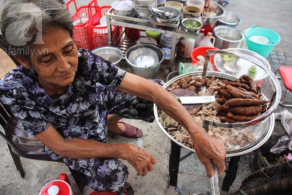 Quán cháo lòng lề đường hơn 80 năm tuổi, nấu bằng thau ở Sài Gòn