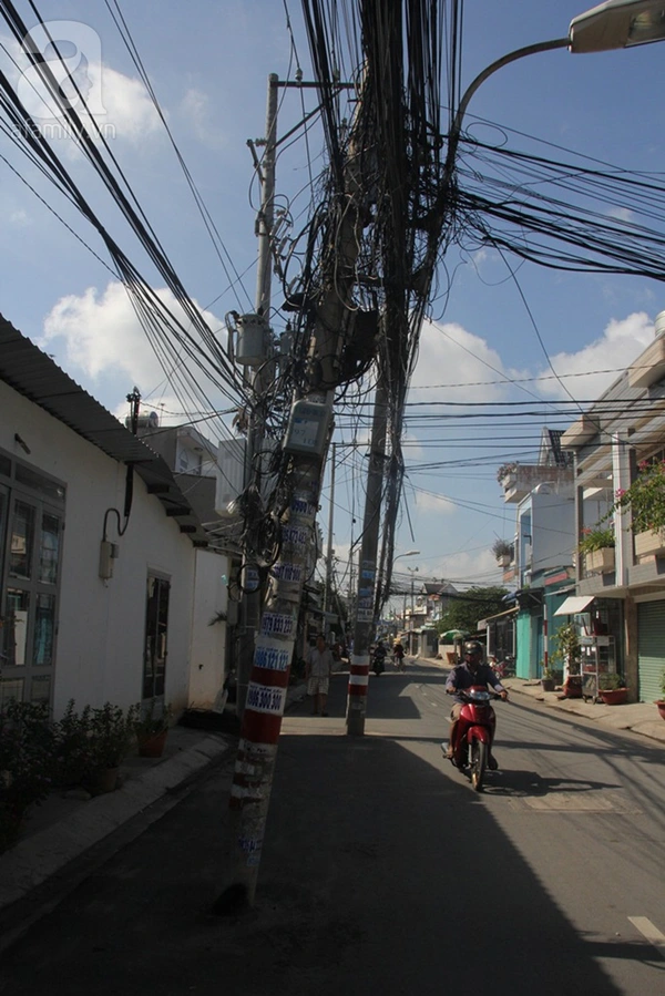 Những cây cột điện “mọc” giữa đường ở Sài Gòn