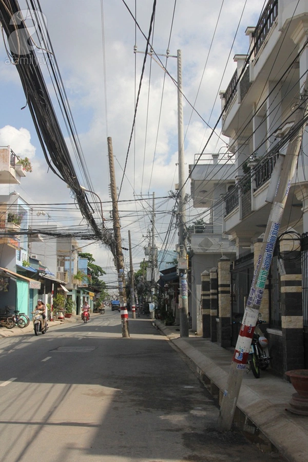 Những cây cột điện “mọc” giữa đường ở Sài Gòn