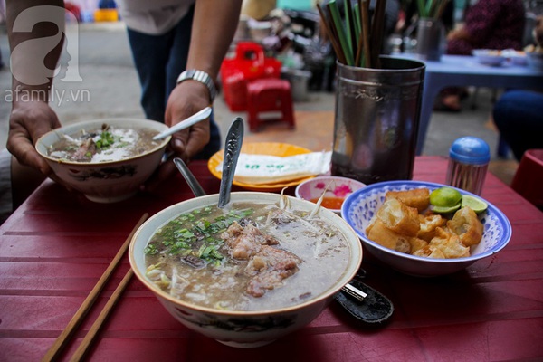 Quán cháo lòng lề đường hơn 80 năm tuổi, nấu bằng thau ở Sài Gòn