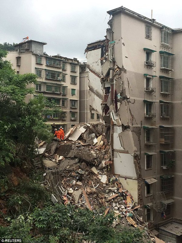 Trung Quốc: Chung cư 9 tầng đổ sụp trong vài giây, 16 người mất tích