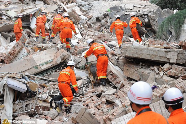 Trung Quốc: Chung cư 9 tầng đổ sụp trong vài giây, 16 người mất tích