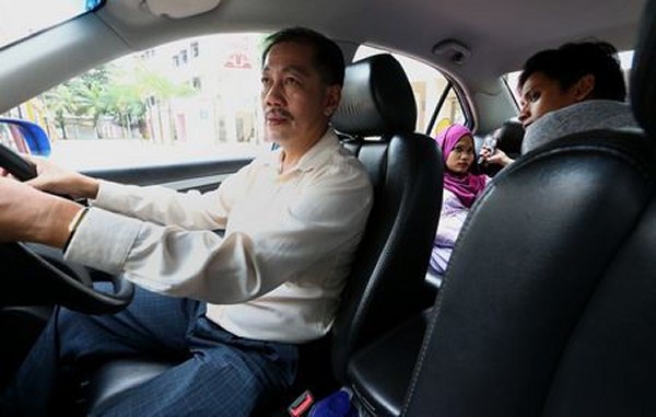 Chồng đỡ đẻ cho vợ ngay tr&ecirc;n xe taxi 1