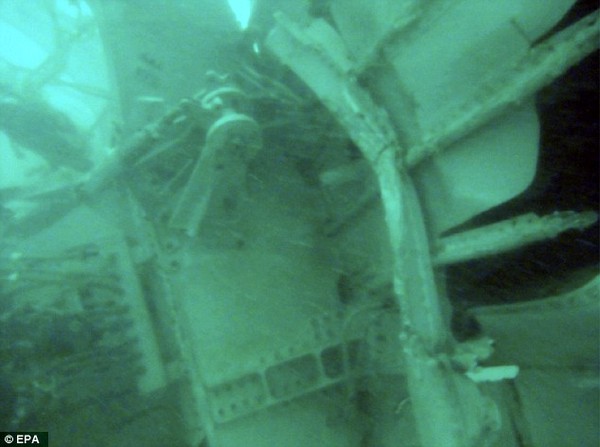 Tìm thấy đuôi máy bay QZ8501 dưới  biển 1
