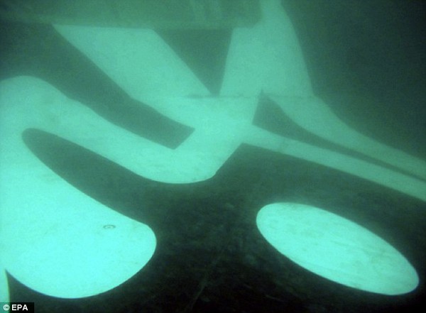 Tìm thấy đuôi máy bay QZ8501 dưới  biển 2