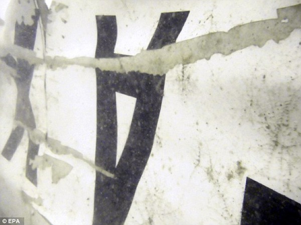 Tìm thấy đuôi máy bay QZ8501 dưới  biển 3