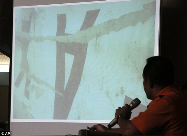 Tìm thấy đuôi máy bay QZ8501 dưới  biển 4