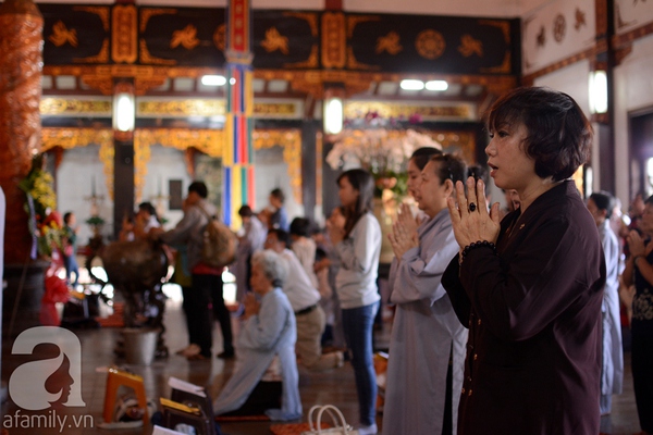 Rằm tháng Giêng, các chùa lớn ở Sài Gòn đông nghẹt người đến làm lễ 10