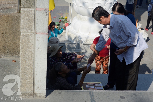 Rằm tháng Giêng, các chùa lớn ở Sài Gòn đông nghẹt người đến làm lễ 11