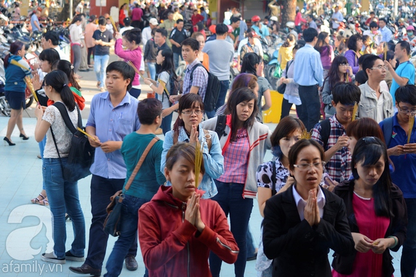Rằm tháng Giêng, các chùa lớn ở Sài Gòn đông nghẹt người đến làm lễ 2