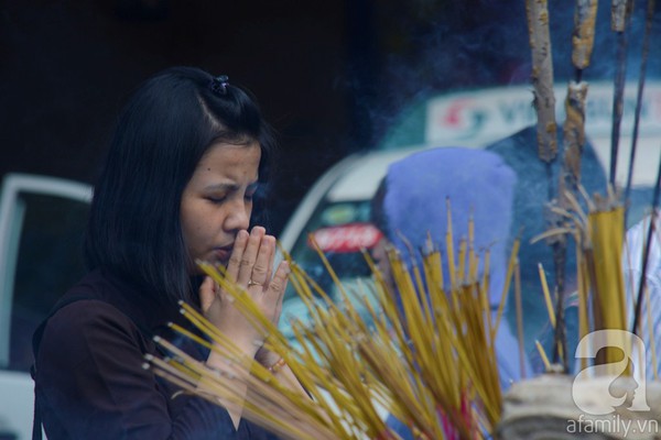 Rằm tháng Giêng, các chùa lớn ở Sài Gòn đông nghẹt người đến làm lễ 4
