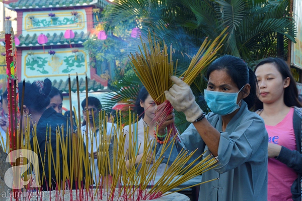Rằm tháng Giêng, các chùa lớn ở Sài Gòn đông nghẹt người đến làm lễ 8